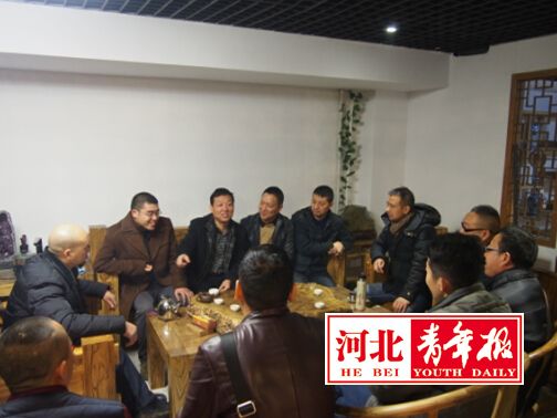 9月20日，由本報(bào)《經(jīng)濟(jì)圈》周刊聯(lián)合河北省收藏家協(xié)會(huì)根雕專業(yè)委員會(huì)及河北物華拍賣行有限公司共同舉辦的“首屆中國(guó)根雕收藏品拍賣會(huì)”活動(dòng)將于河北省石家莊市南二環(huán)的古韻文化廣場(chǎng)C座負(fù)一層年年榆古典家具會(huì)館盛大開幕。從今日起，來自全國(guó)多個(gè)省市的根雕精品陸續(xù)展出。